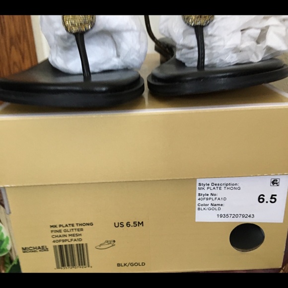 New Micheal Kors Plate Thong Sandals NWT 👠 - Picture 8 of 8